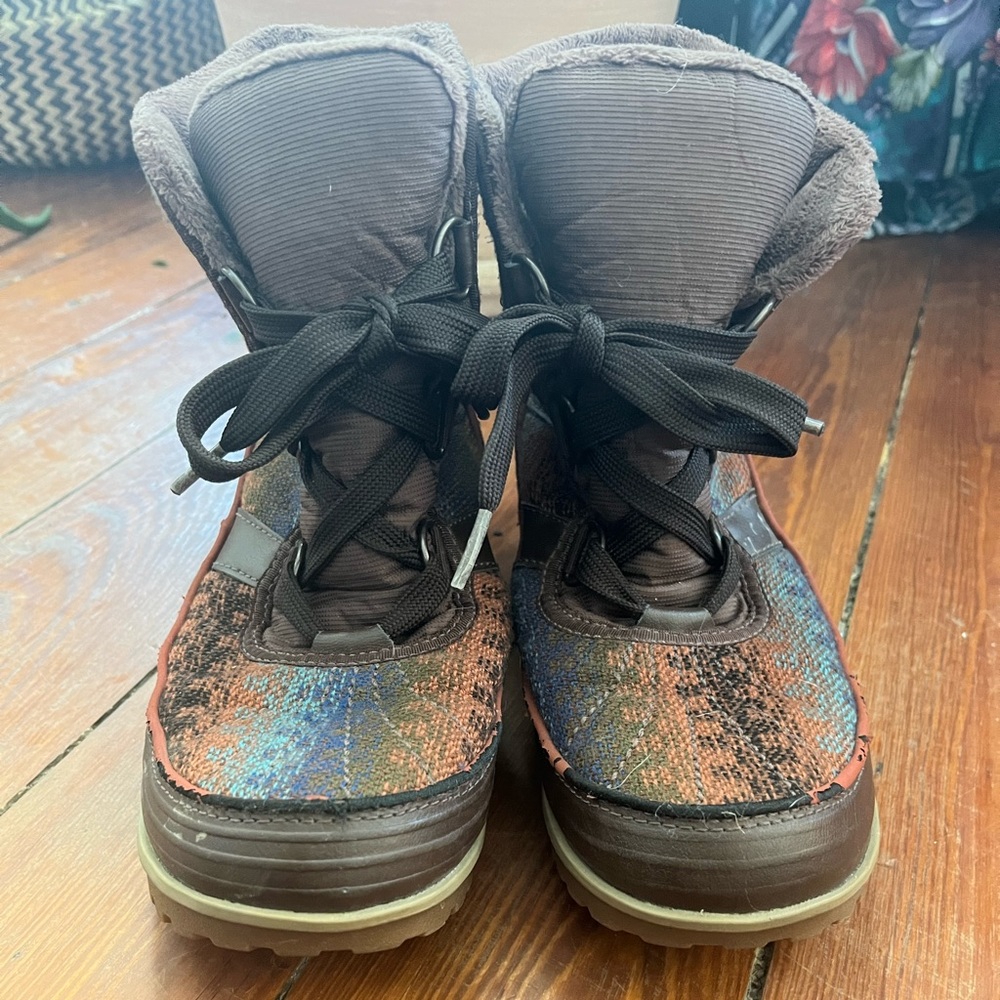 Sorel, 7.5 winter boots, brown and tribal print.